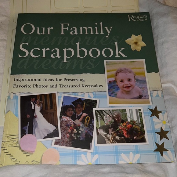 🎉 5/$15 🎉 OUR FAMILY SCRAPBOOK - Picture 1 of 4